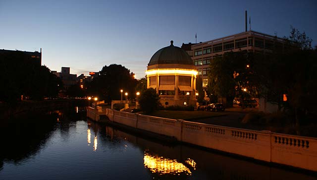 Retour Restaurant at&nbsp;Night
