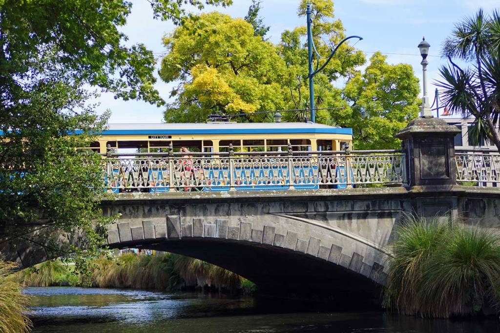 Tram 1888 on the Worcester Street&nbsp;Bridge